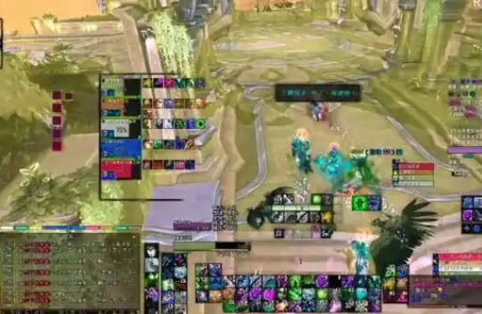 金色调配赤色为基底女装则多了白色兔毛滚边和安全扣玉佩