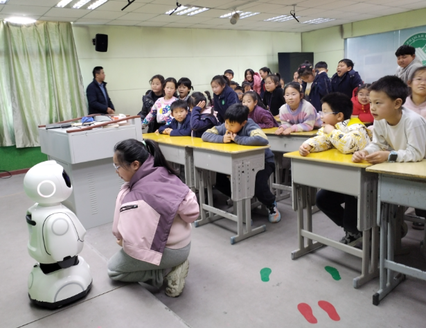 青少年在主动学习着手试验实践探求中科技梦想培养科技精神